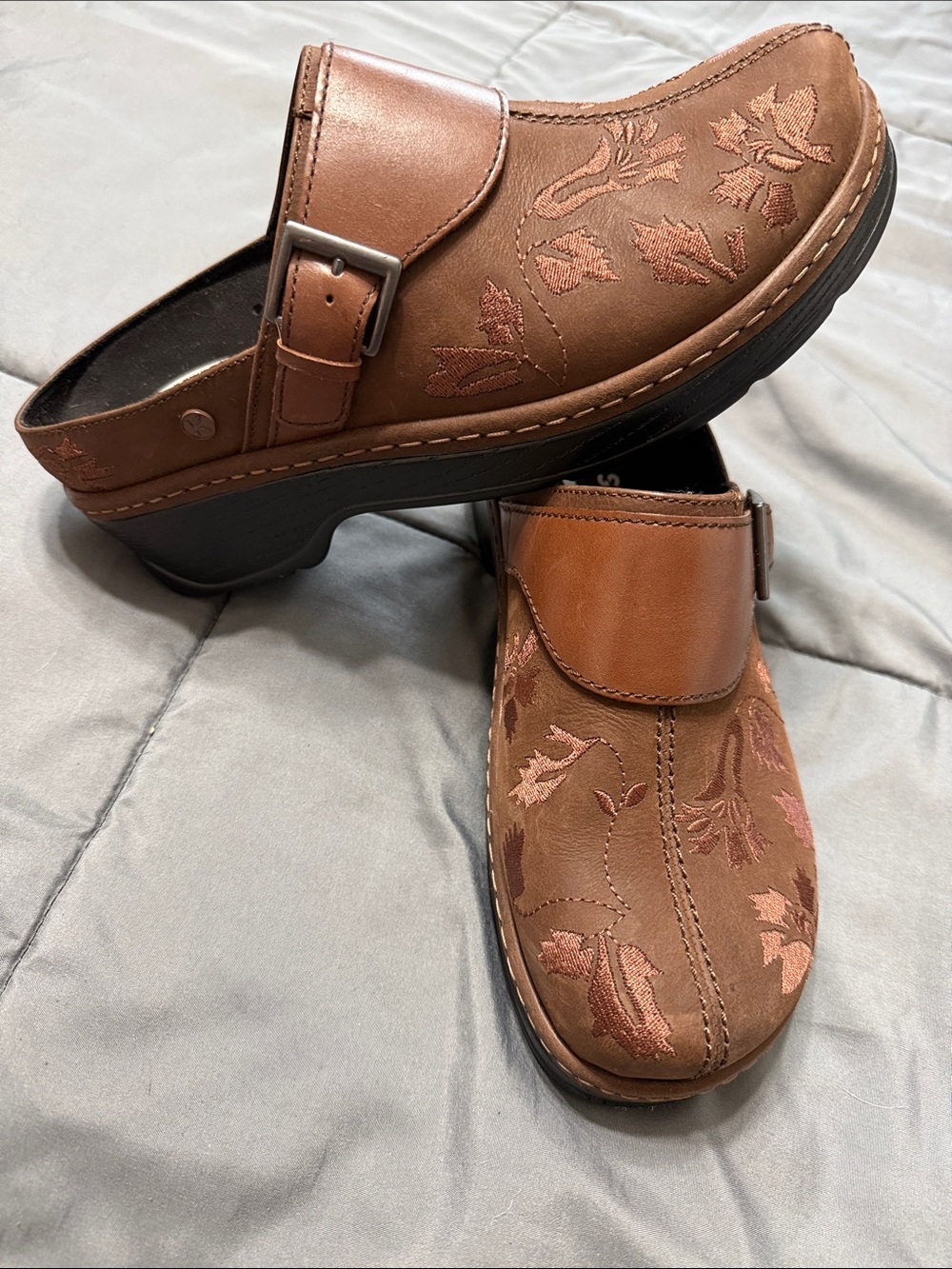 Klogs Austin 9.5W Brown Floral-Embroidered Slip-On Clogs slip resistant - Picture 2 of 6